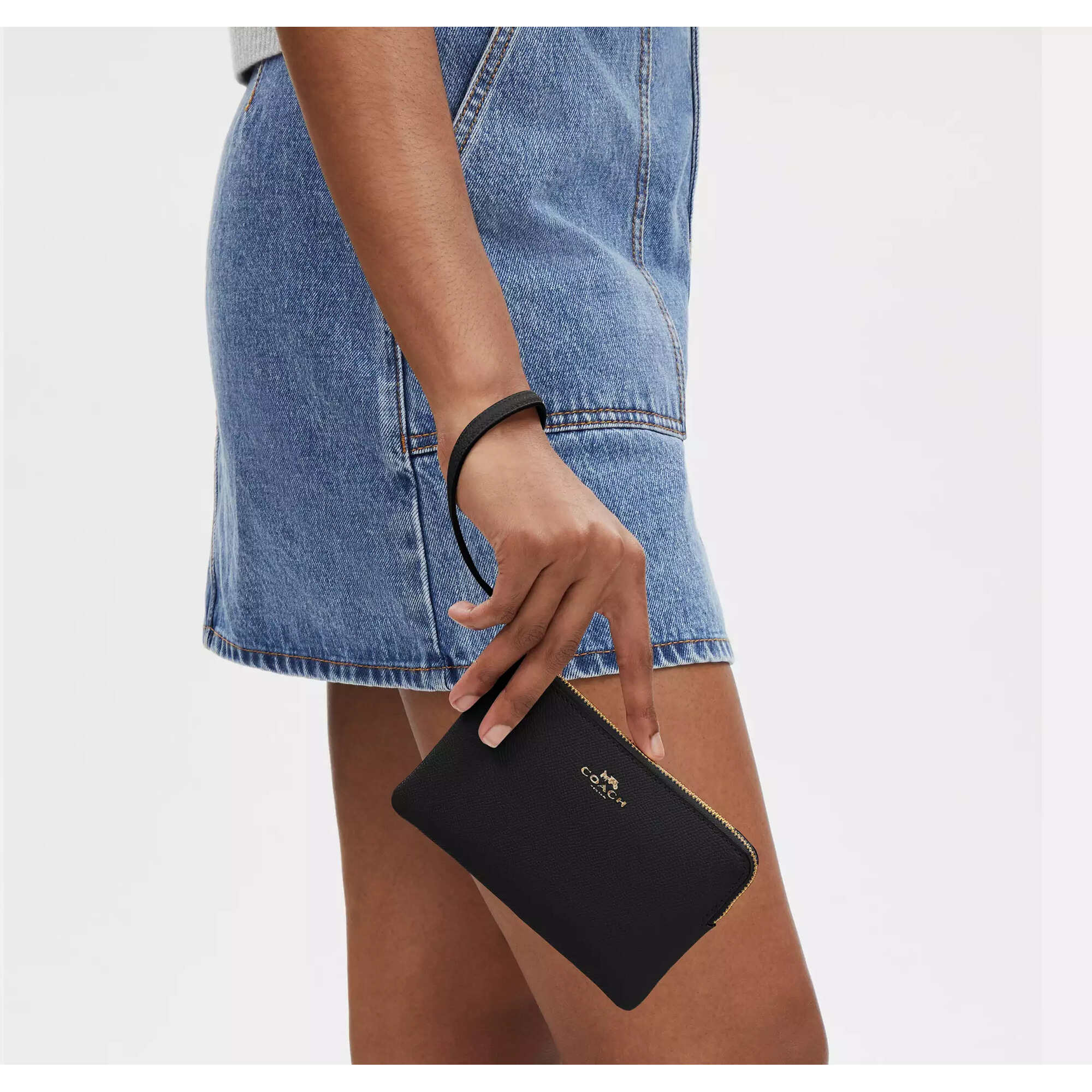 Coach Women's Wristlet - Crossgrain Leather Corner Zip, Gold/Black | CV396 BLK